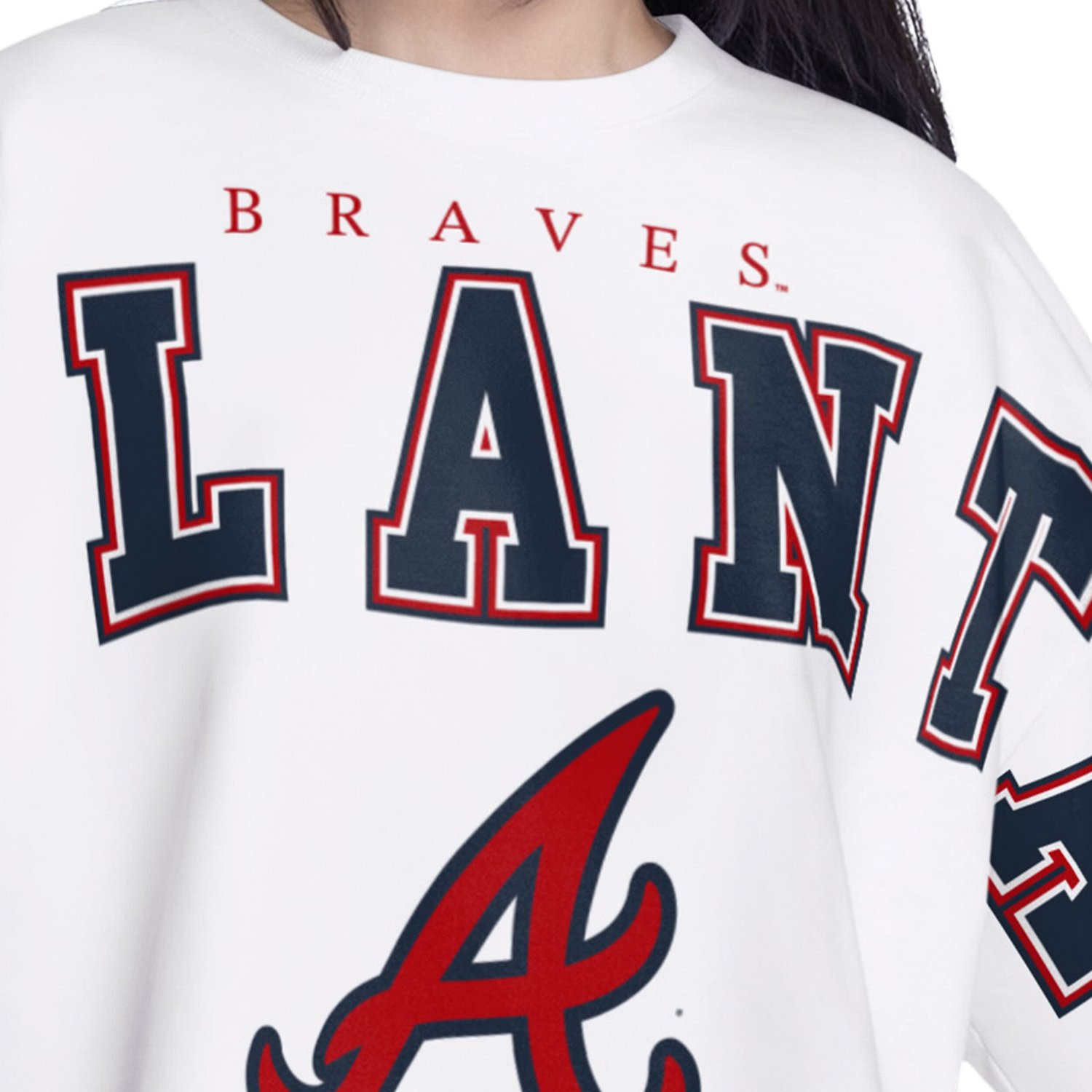 G-III 4Her by Carl Banks Atlanta Braves Bleachers Cropped Pullover Sweatshirt - view number 3