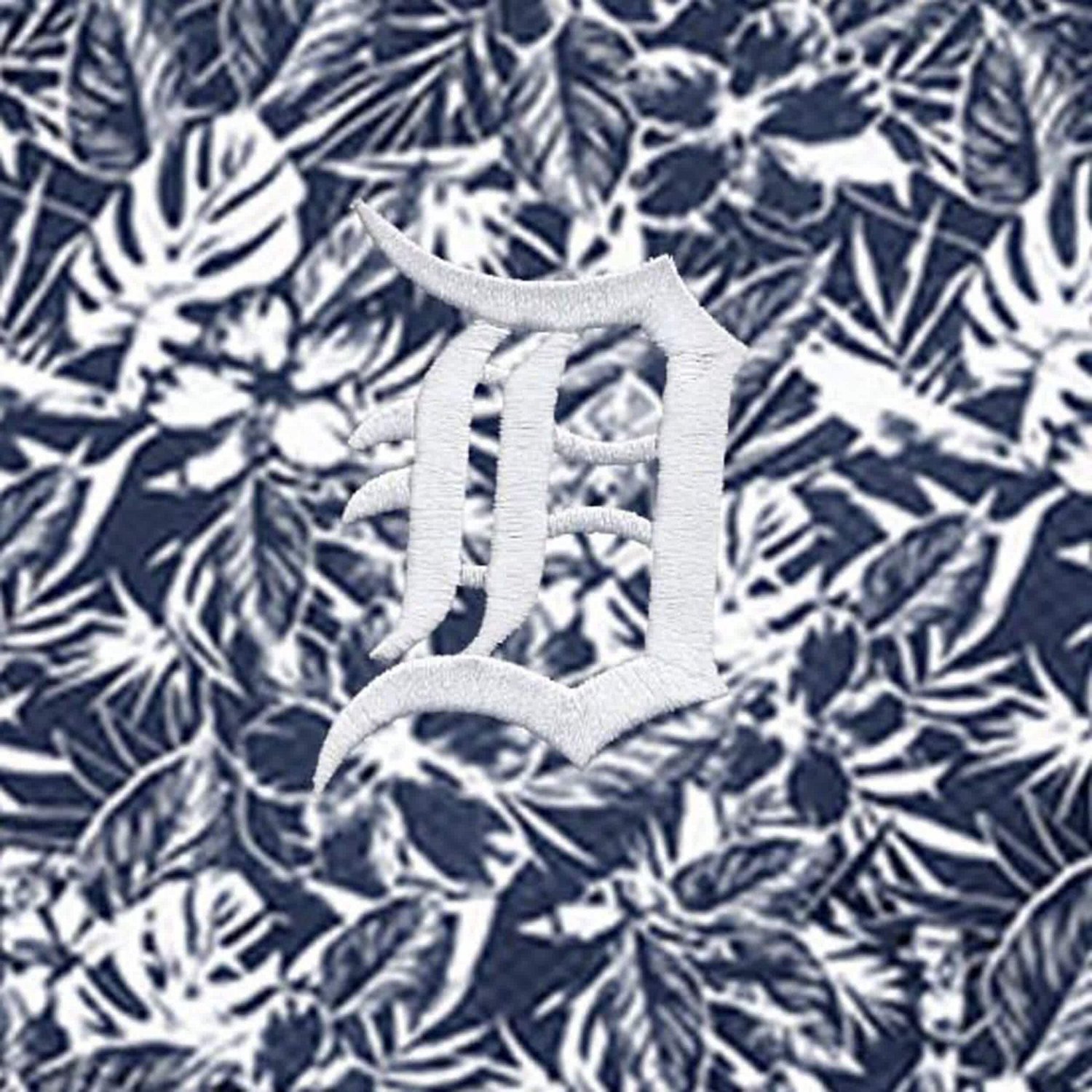 Antigua Detroit Tigers Resort Button-Up Shirt - view number 4