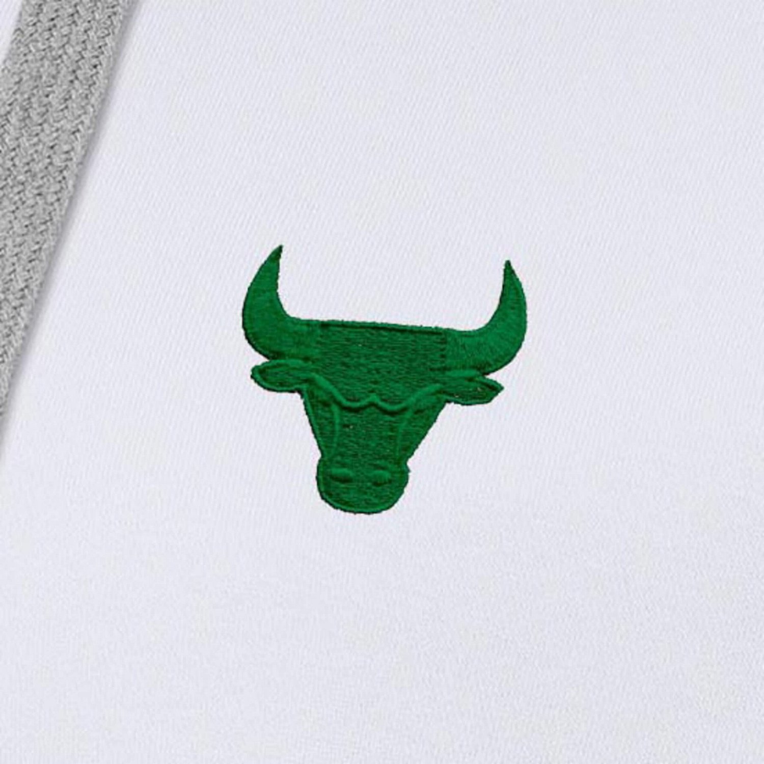 Antigua Chicago Bulls St Patrick's Day Victory Pullover Hoodie - view number 4