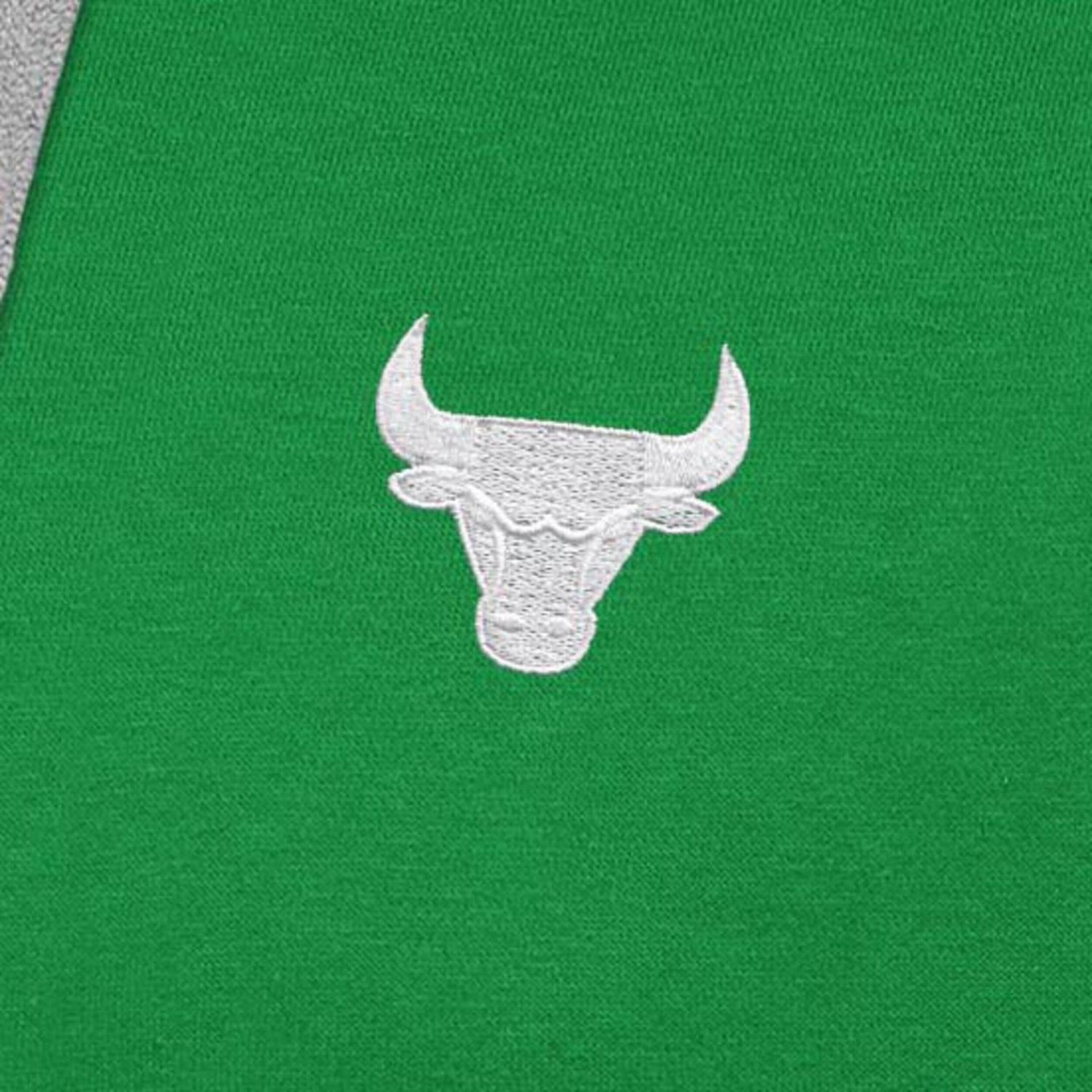 Antigua Kelly Chicago Bulls St Patrick's Day Victory Raglan Pullover Hoodie                                                      - view number 4