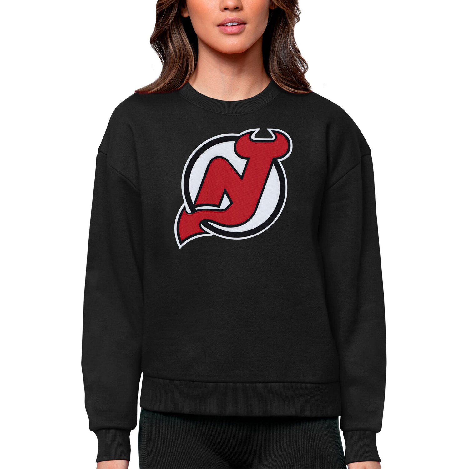 Antigua New Jersey Devils Primary Logo Team Victory Crewneck Pullover Sweatshirt