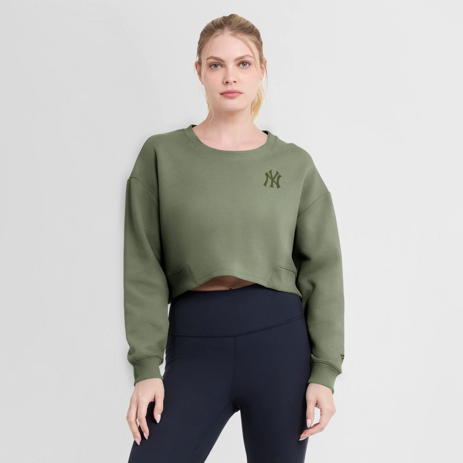 Fanatics New York Yankees Relax Studio Cropped Pullover Sweatshirt