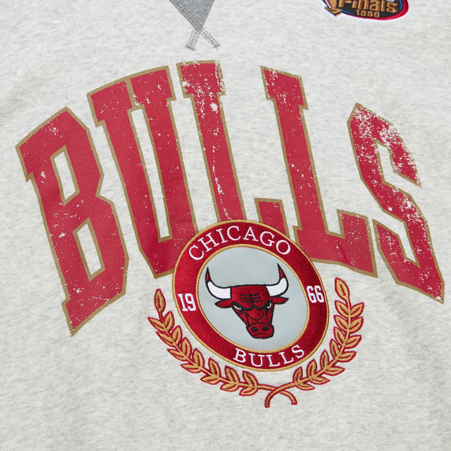 Mitchell  Ness Chicago Bulls Vintage Logo Pullover Sweatshirt - view number 4