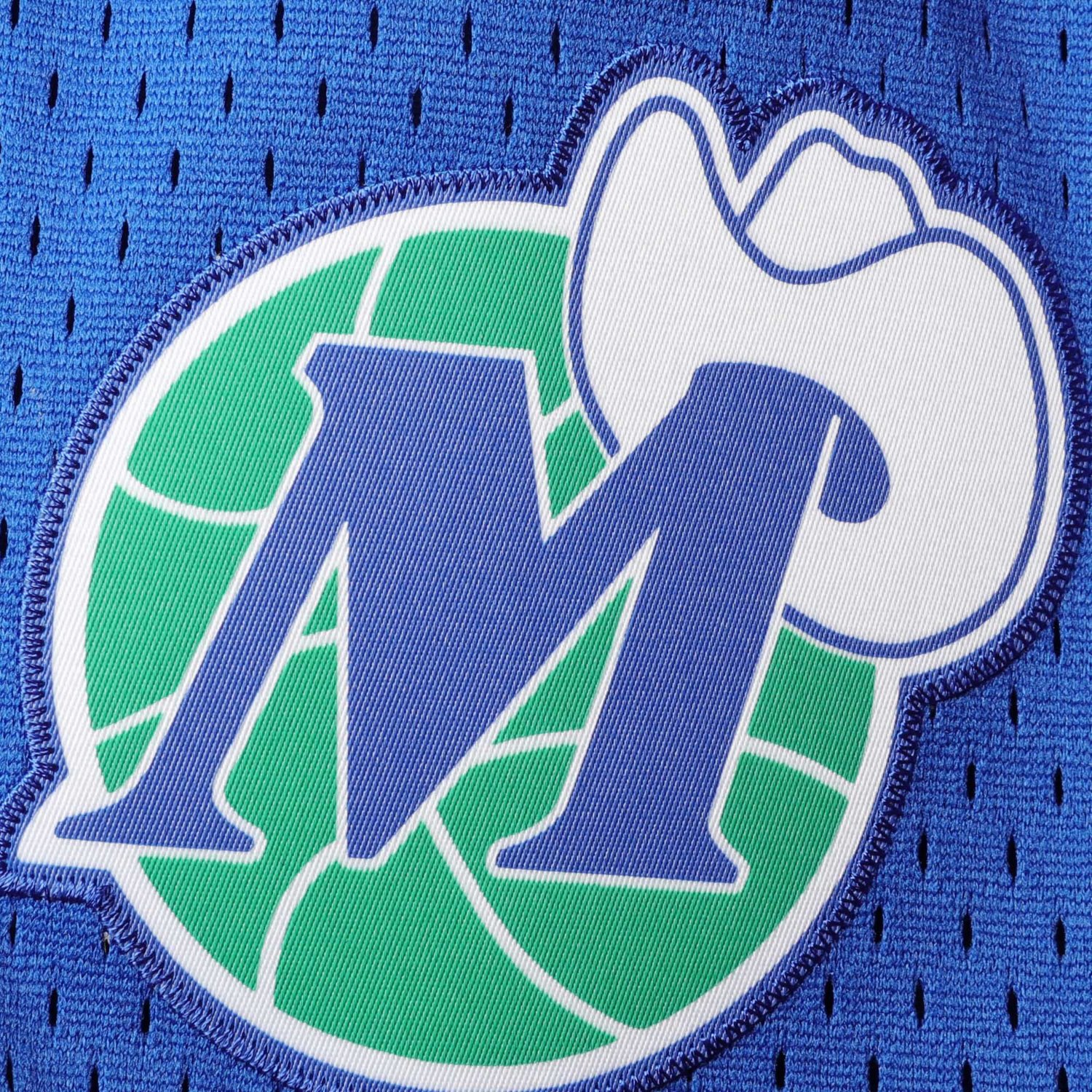 Youth Mitchell  Ness Dallas Mavericks Hardwood Classics Swingman Shorts                                                          - view number 4