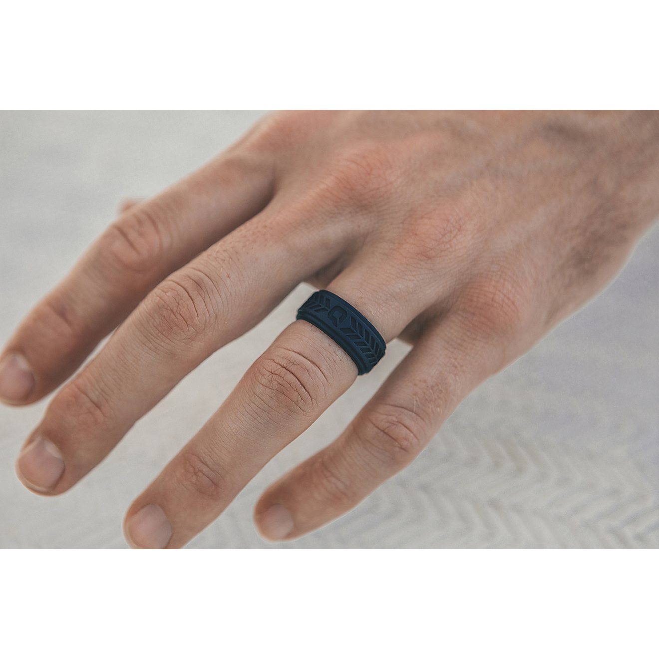 QALO Men's Step Edge Crosshatch Silicone Wedding Ring                                                                            - view number 5