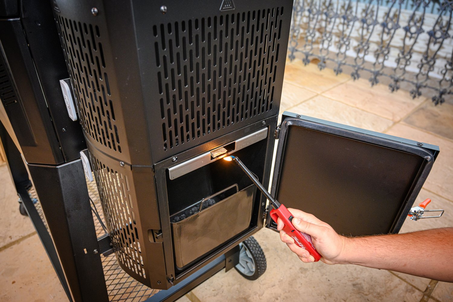 Masterbuilt Gravity Series 560 Digital Charcoal Grill & Smoker Academy