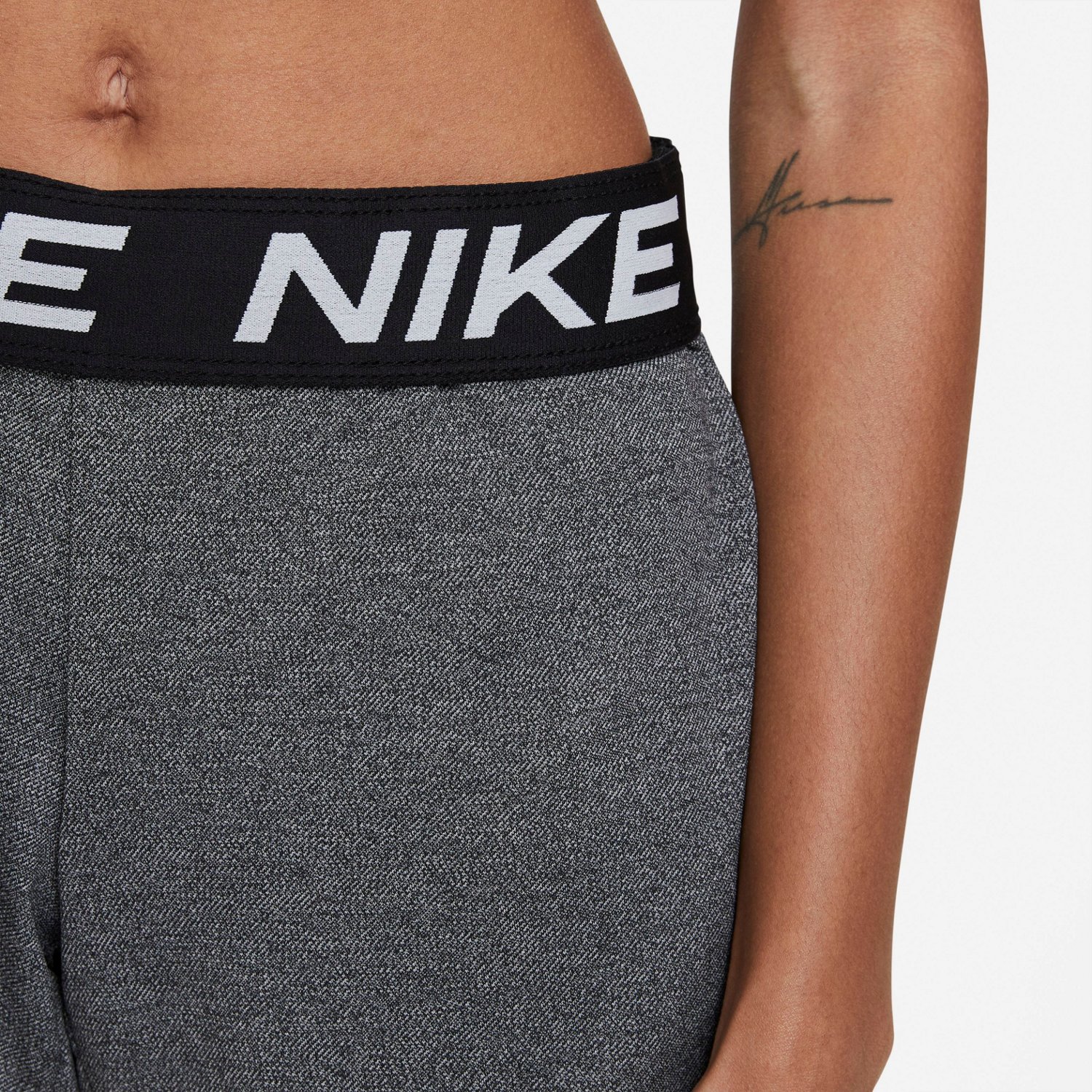 Nike Women's DriFIT Attack Training Shorts 5 in Academy