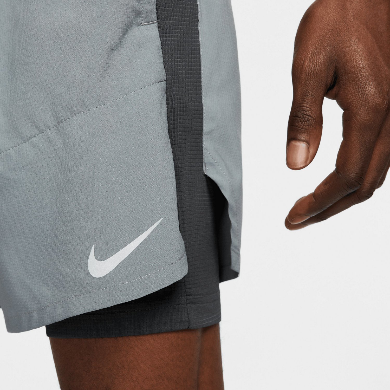 Nike Men's DriFIT Stride Hybrid Running Shorts 7 in Academy