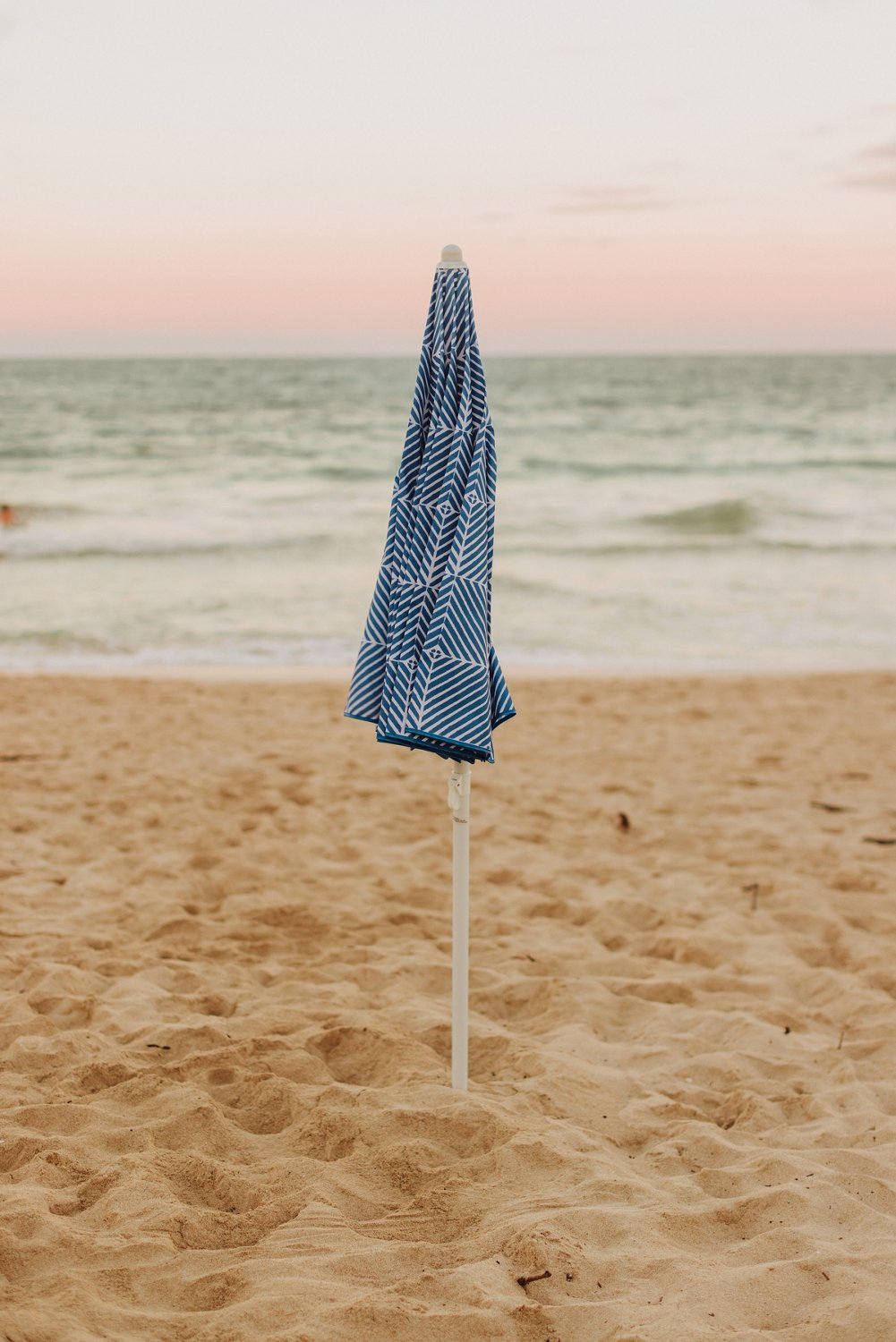 Picnic Time 5.5' Athens Pattern Portable Beach Umbrella                                                                          - view number 7