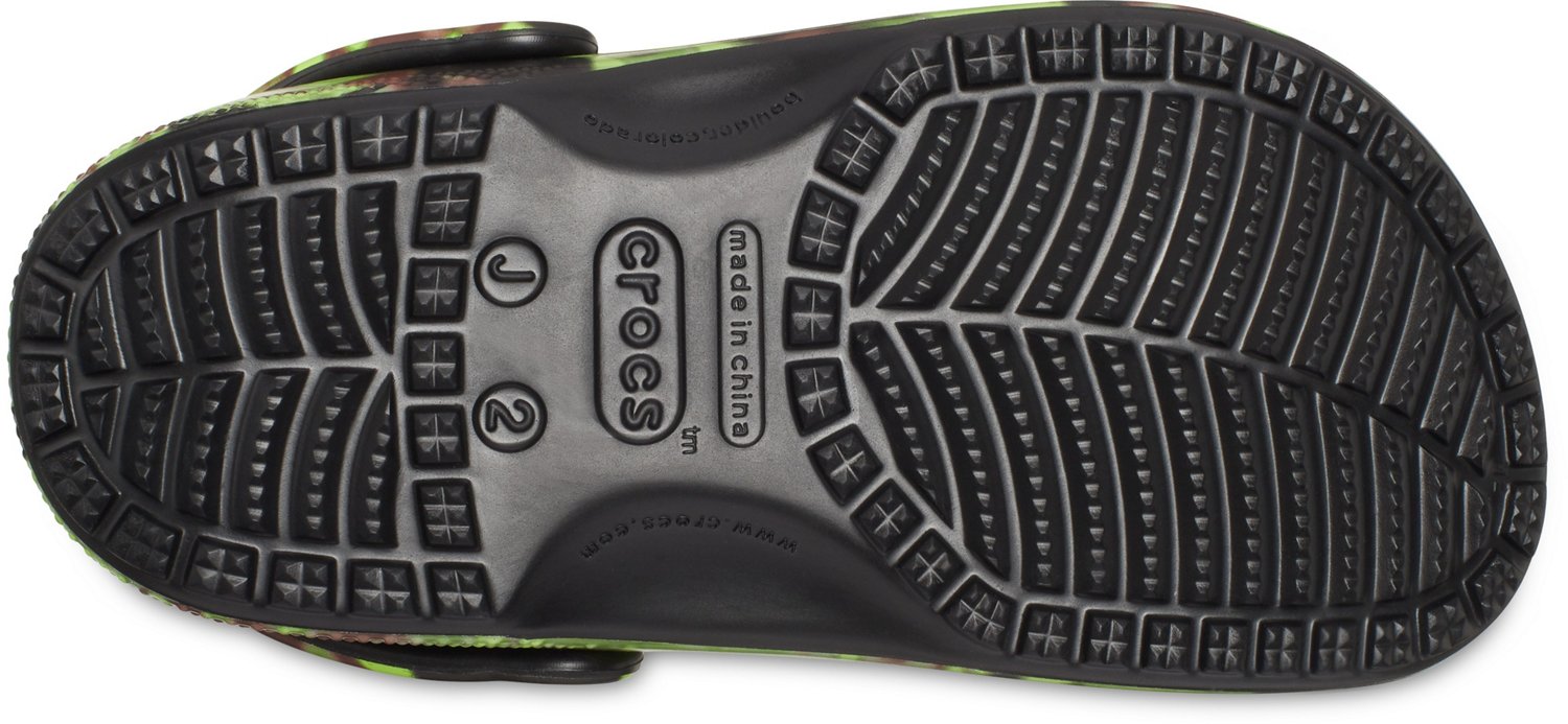 Crocs Boys’ Classic Spray Camo Clogs - view number 7