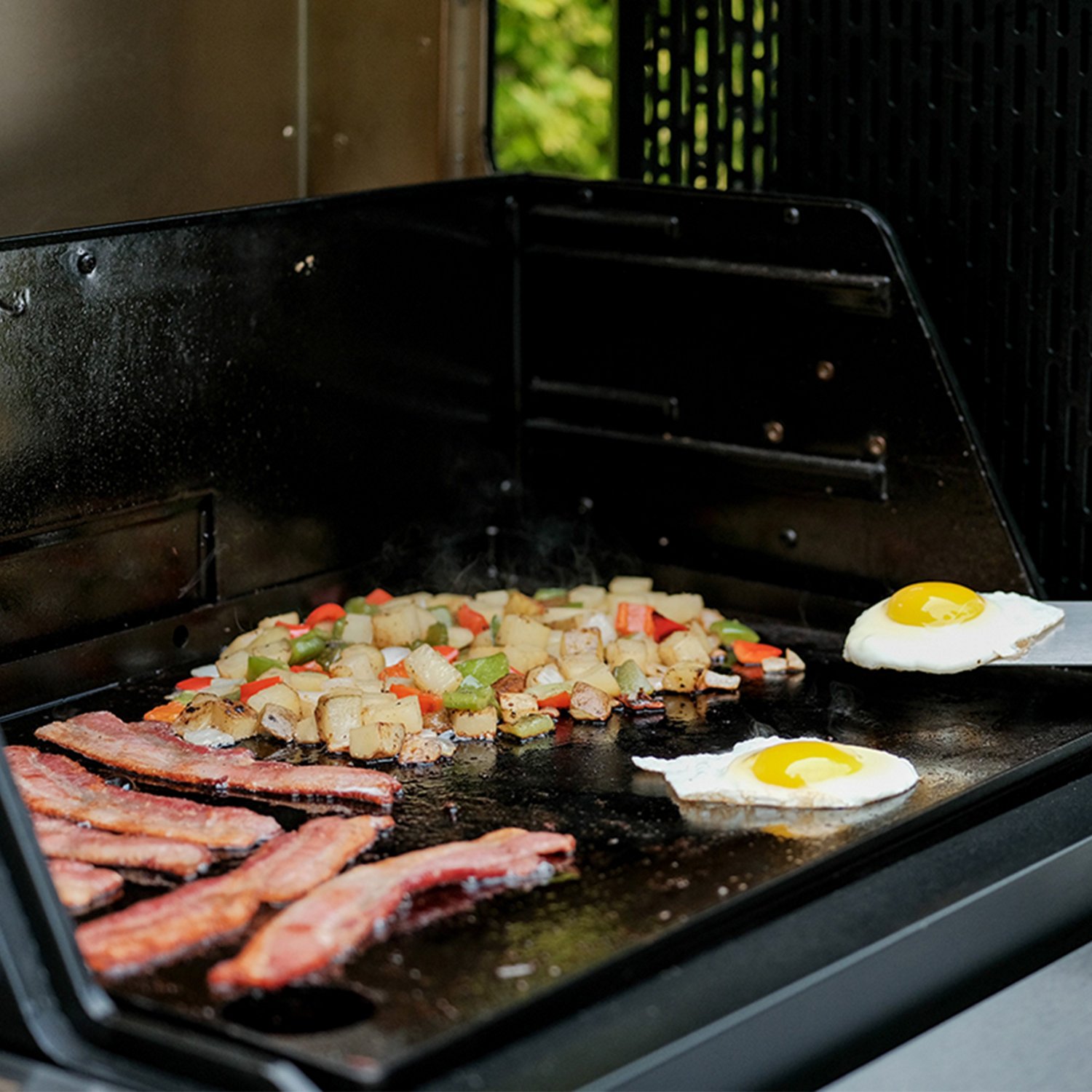 Masterbuilt Gravity Series 800 Digital Charcoal Grill, Griddle and ...