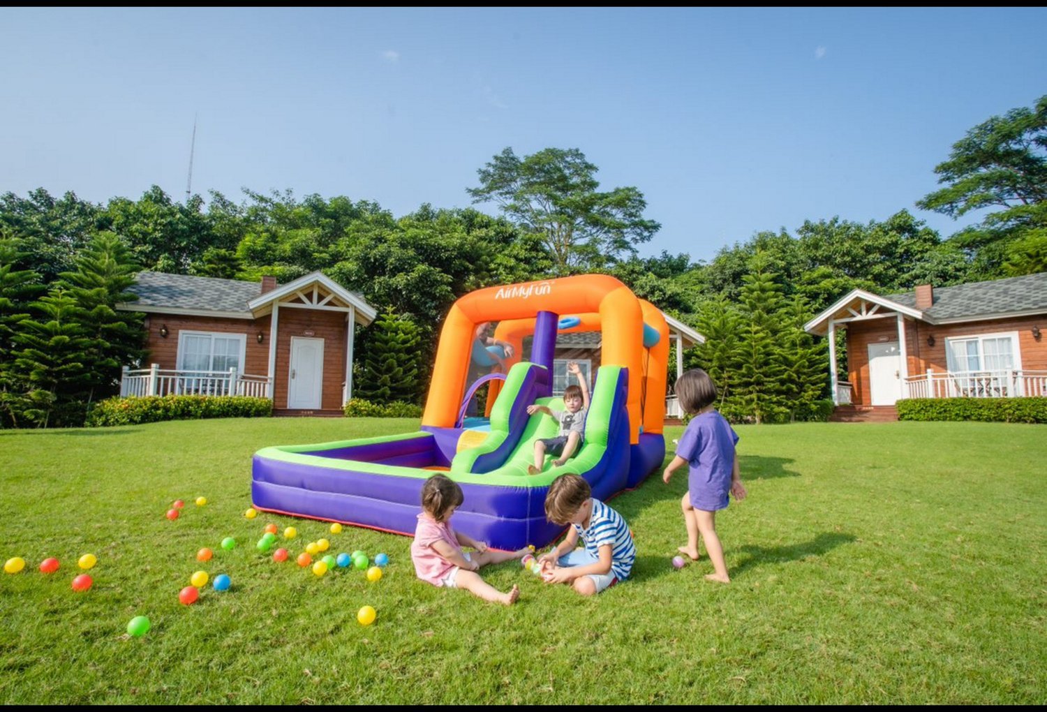 CocoNut Castles Jumpy Bouncy Castle with Slide and Splash Pad Academy