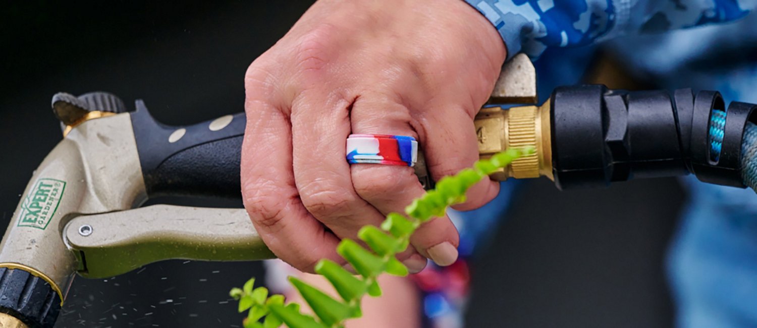 QALO Men's Folds of Honor Polished Step Edge Ring                                                                                - view number 3