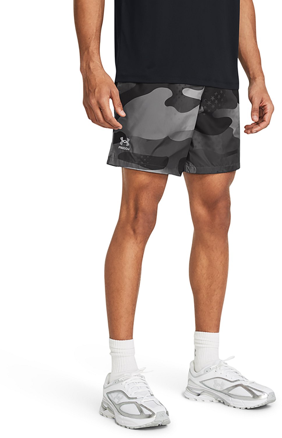 Under Armour Men's Freedom 7 in Volley Shorts - view number 2