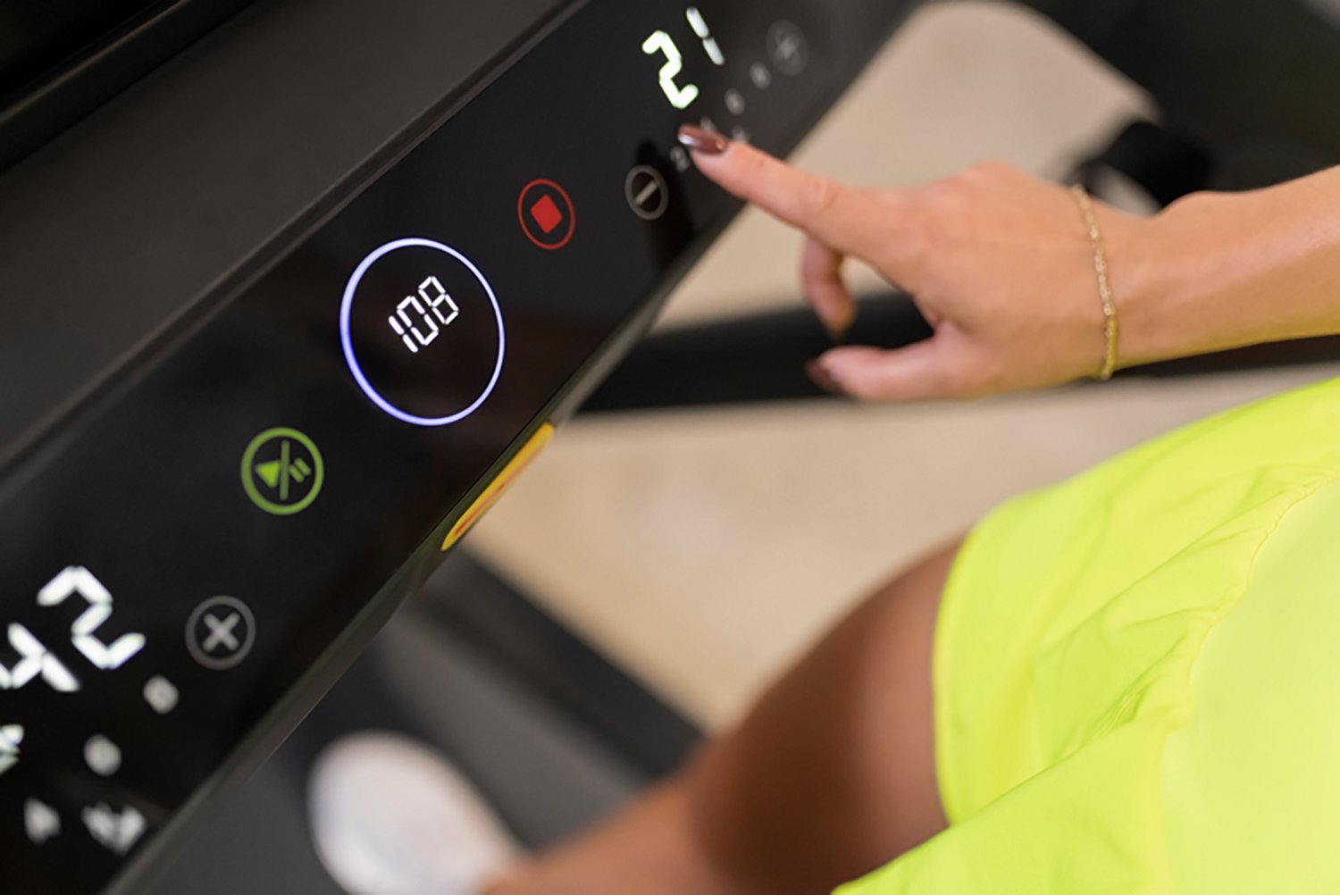 CENTR Runr Non-Screen Treadmill - view number 4