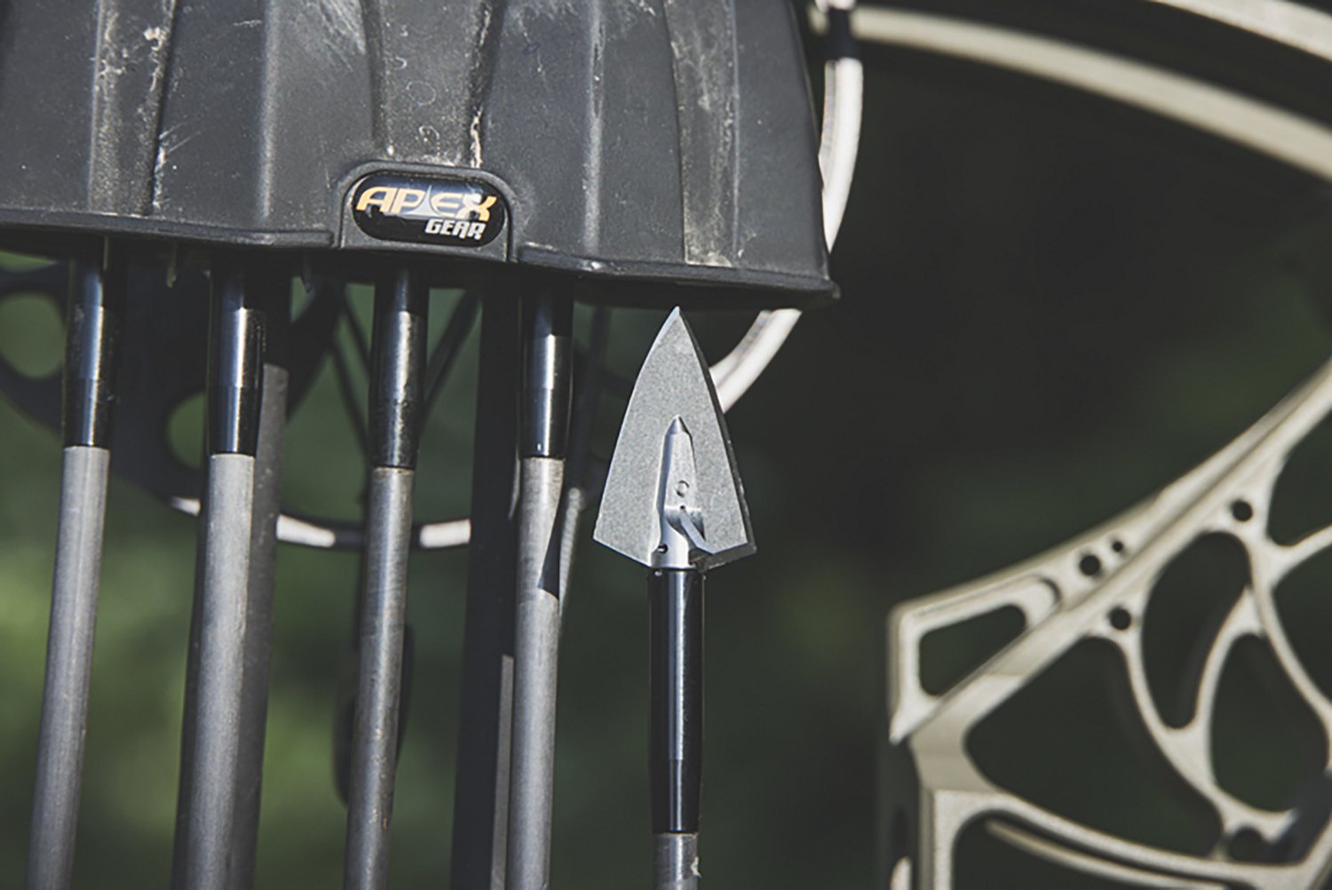 New Archery Products Deep Cuts Single Bevel Broadhead Arrow - view number 2