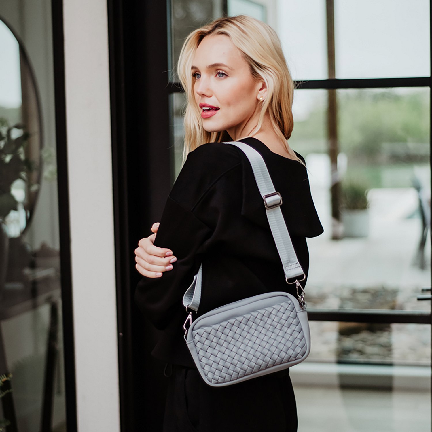 Katydid Women's Woven Crossbody Bag - view number 3