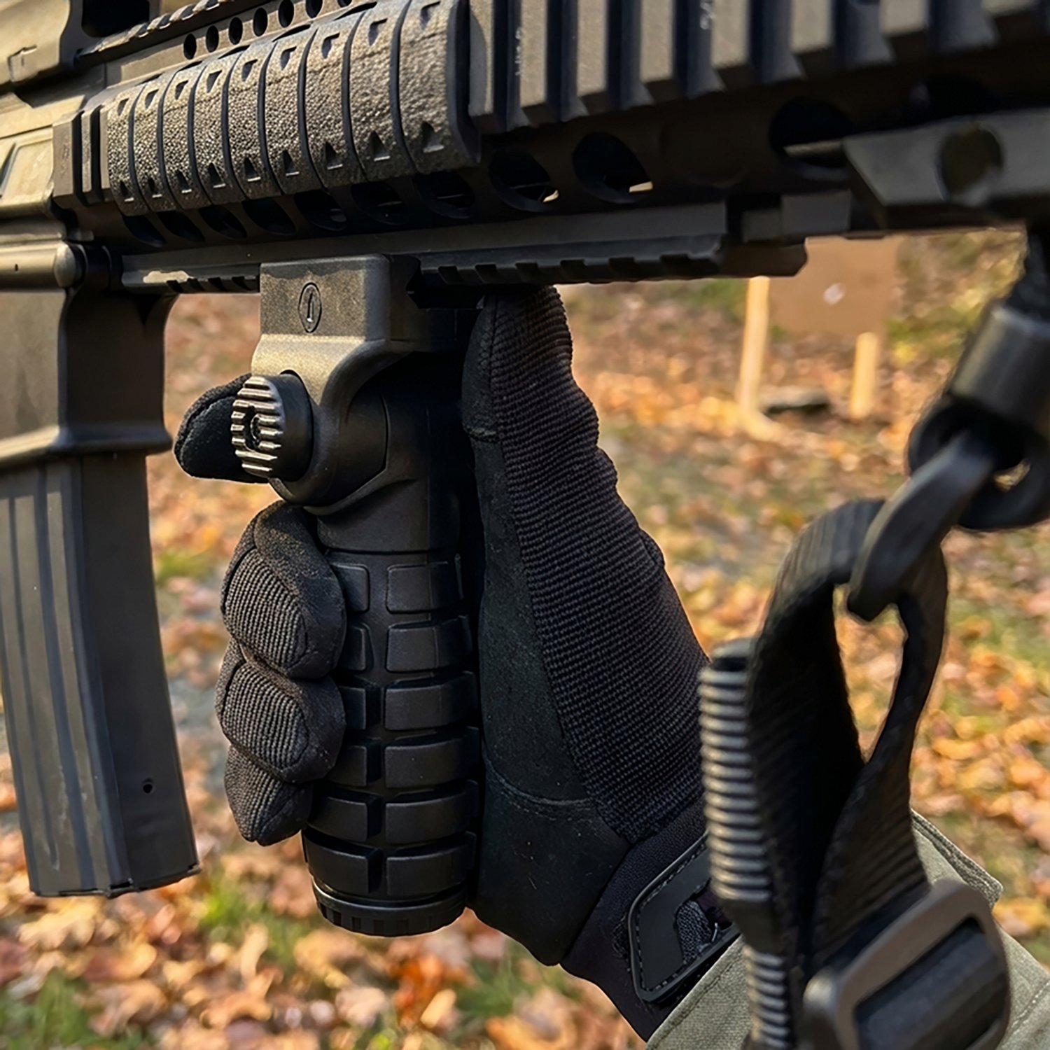 XTS Tactical Front 2 Back Folding Grenade Style Vertical Foregrip - view number 5