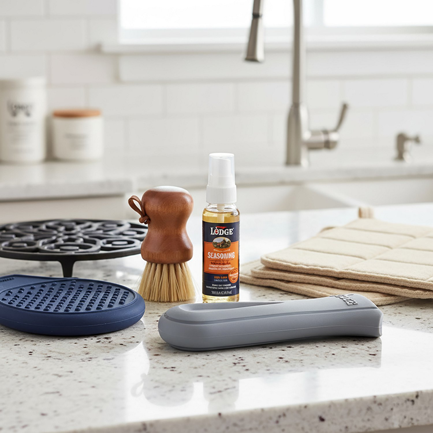 Lodge Deluxe Silicone Hot Handle Holder                                                                                          - view number 3