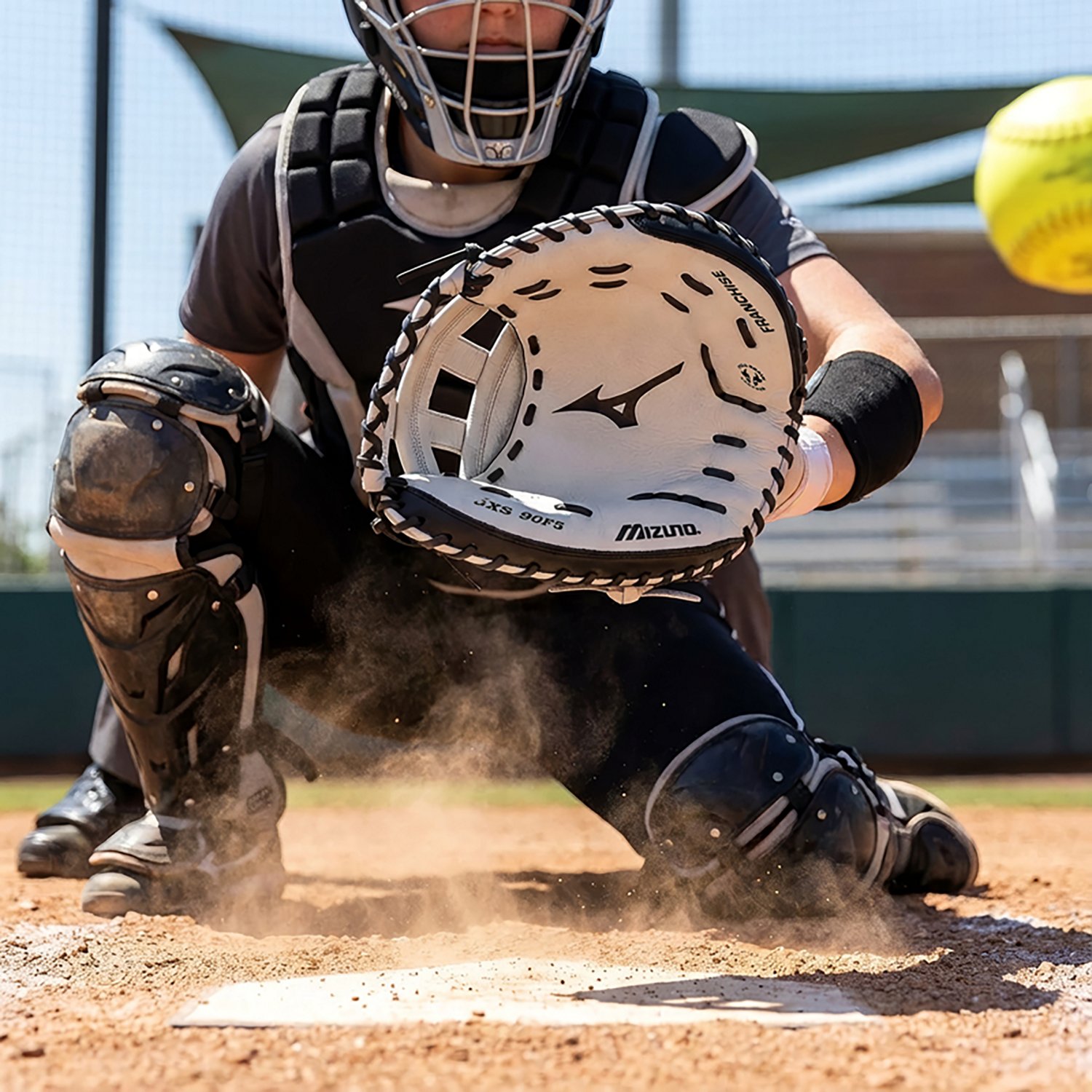 Mizuno 34 in Franchise Series Fastpitch Softball Catcher's Mitt                                                                  - view number 6