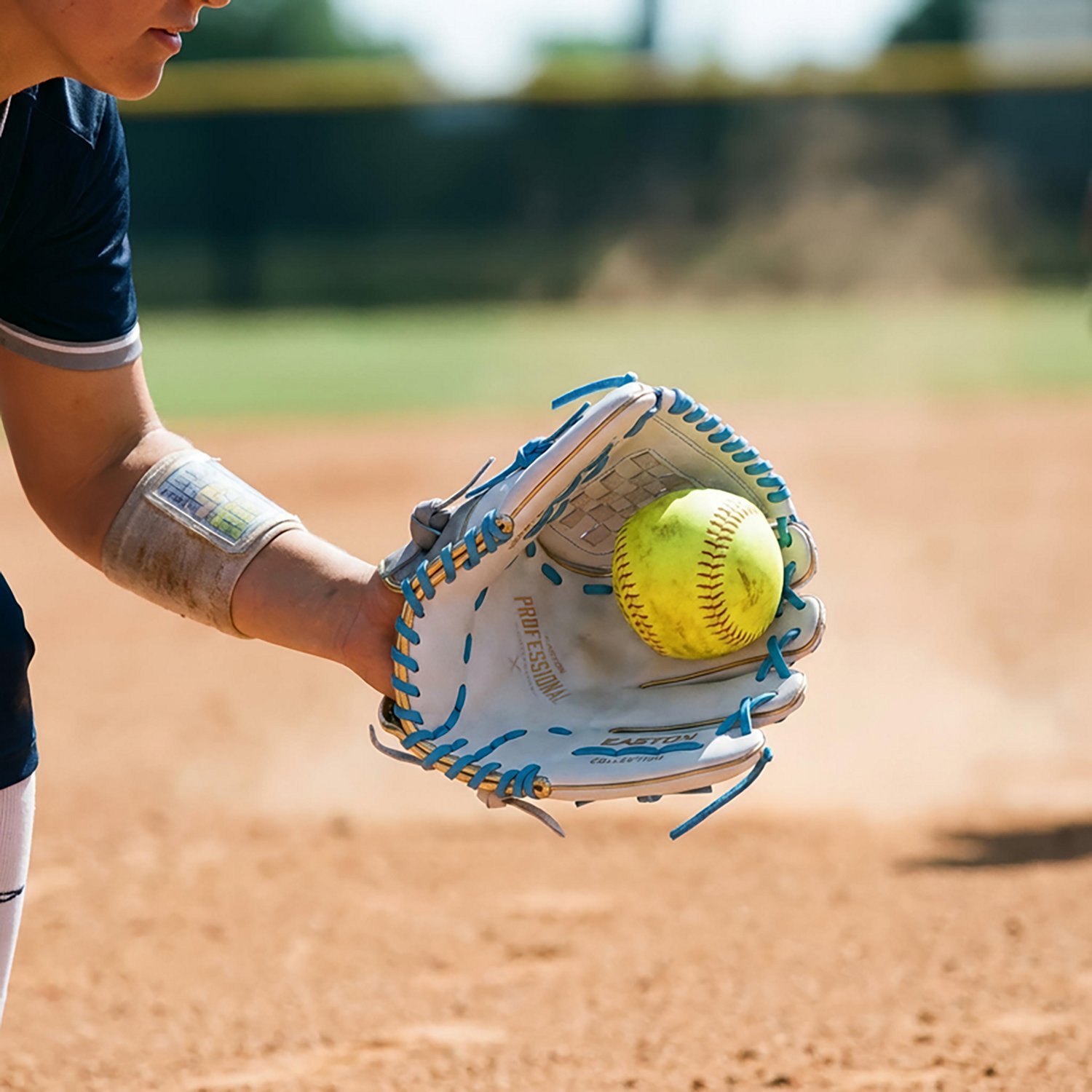 EASTON 12 in Professional Collection Fast-Pitch Glove