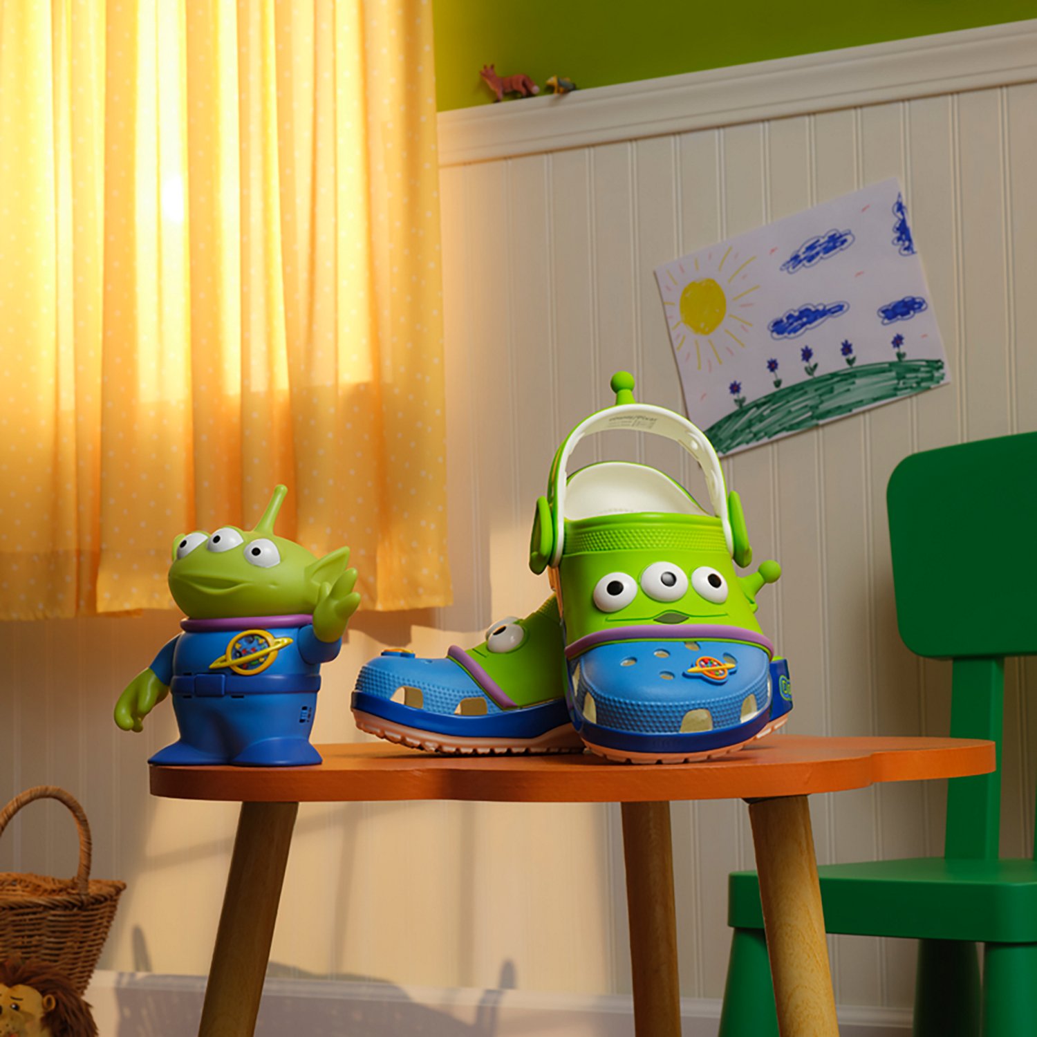 Crocs Toddlers' Toy Story Aliens Classic Clog  - view number 7