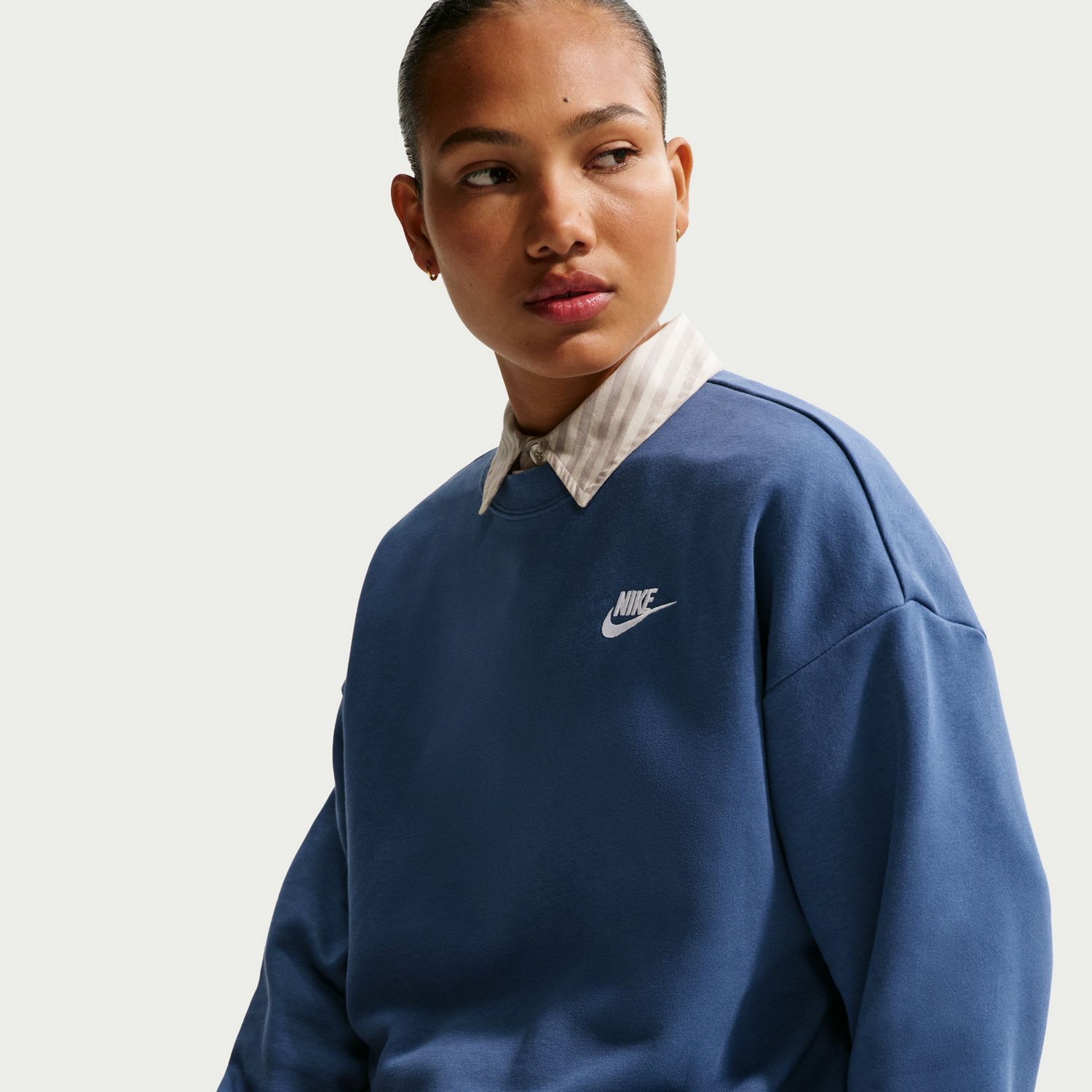 Nike Women's Sportswear Clube Fleece Loose Crew-Neck Sweatshirt - view number 3