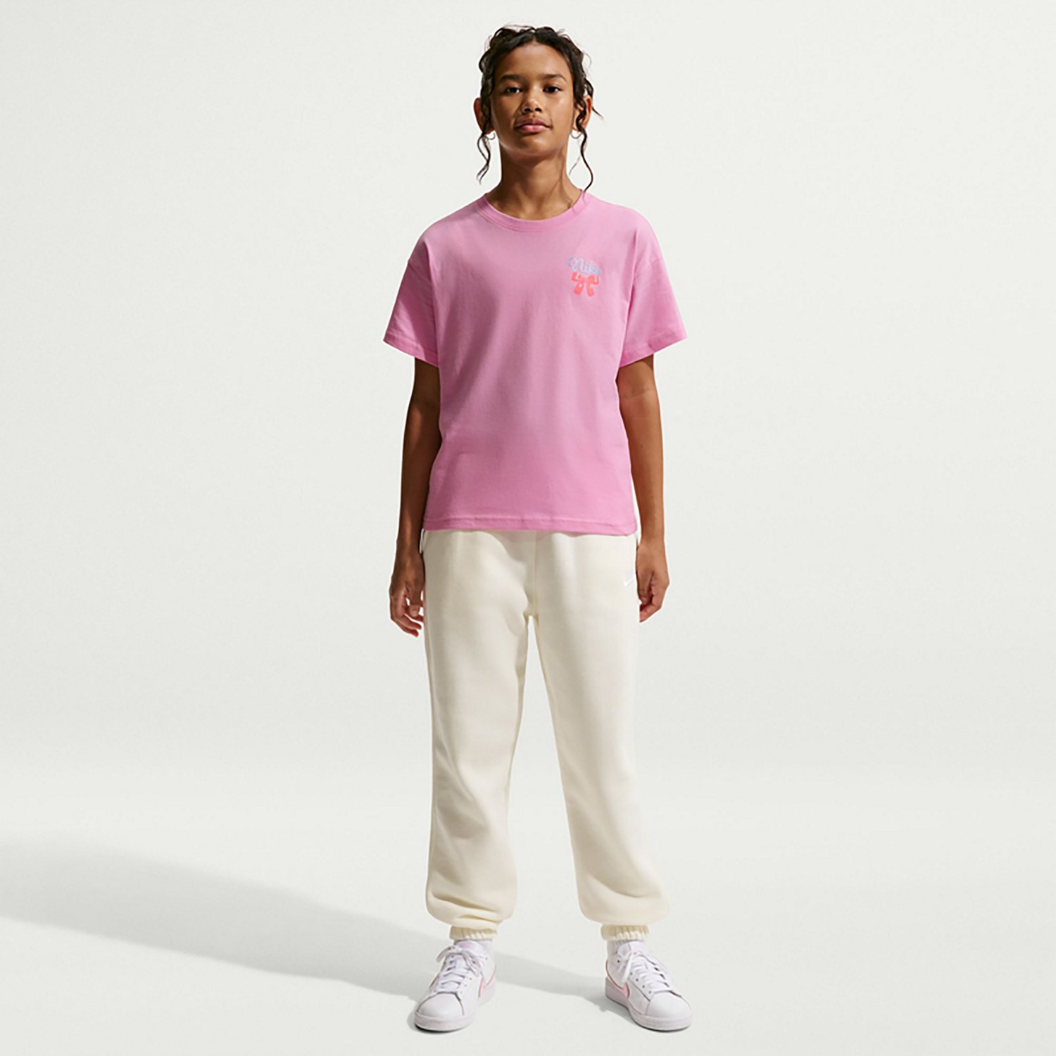 Nike Boys' Essential Boxy Sportswear Bows T-shirt
